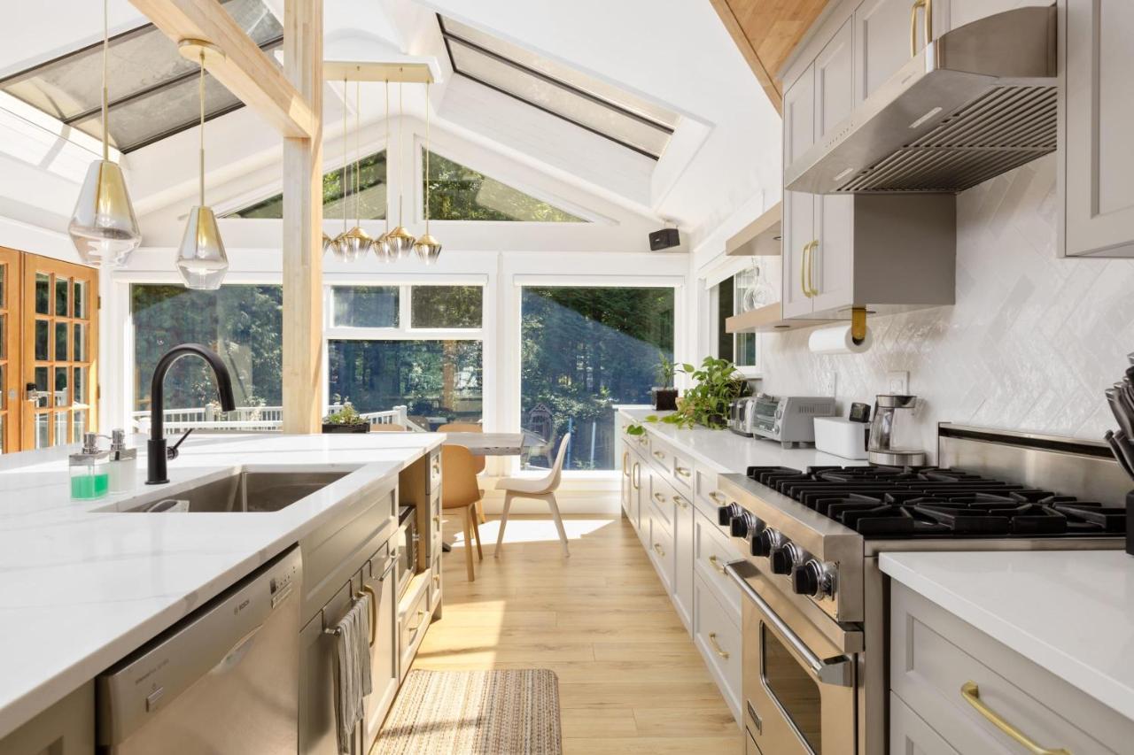 Beautiful Villa With Heated Pool Hot Tub By Forest 노스밴쿠버 외부 사진
